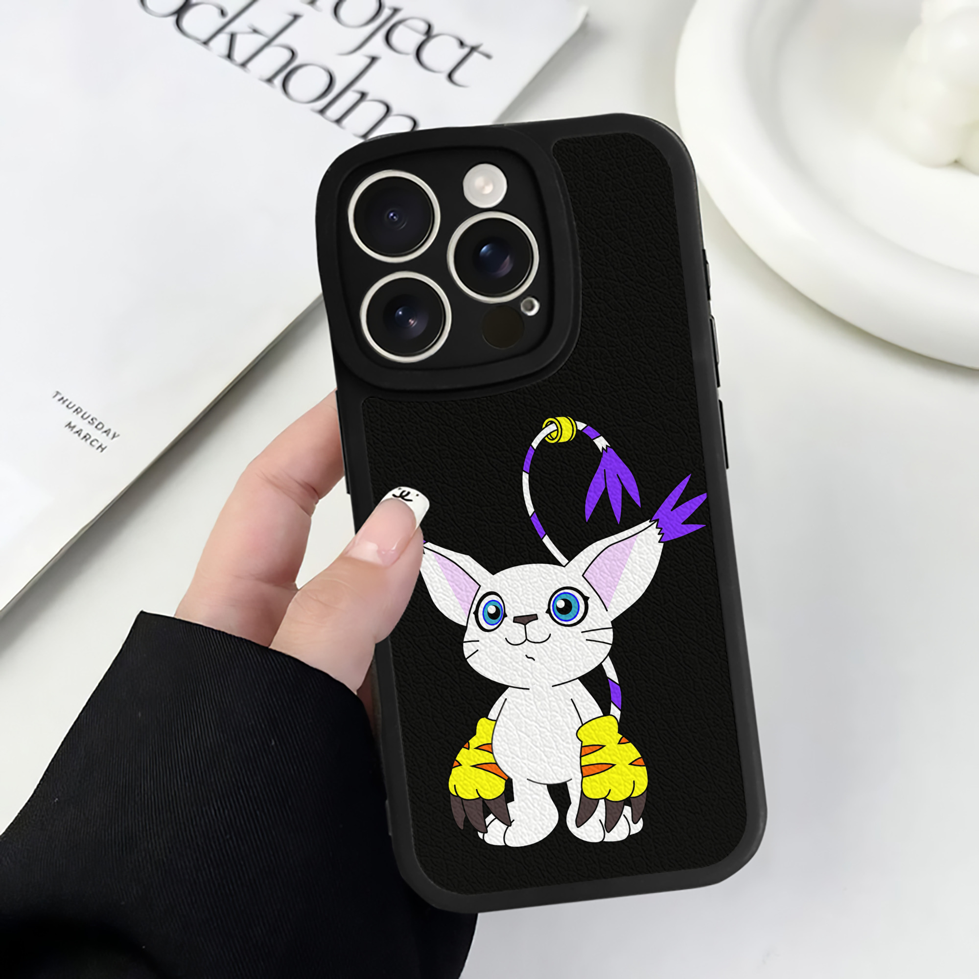 （画像用） Digimon デジタルモンスター/デジモン 【iPhone 16シリーズ対応】シリコンスマホケース（レザー調） 材質：シリコン
